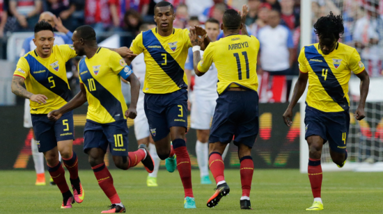 Los futbolistas ecuatorianos festejan un gol ante Estados Unidos, en la Copa América de 2016, el 15 de junio.