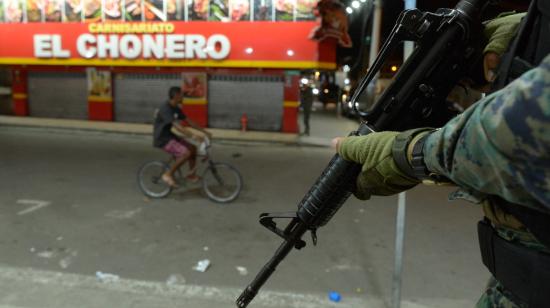 Vista frontal de un fusil militar durante un patrullaje de las FF.AA. en Manta, Manabí, el 5 de junio de 2024.