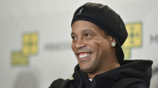 El exfutbolista brasileño Ronaldinho Gaucho asiste a una conferencia de prensa durante una ceremonia para sellar sus huellas en el museo de fútbol del Estadio Mineirao en Belo Horizonte, estado de Minas Gerais, el 21 de mayo de 2018.