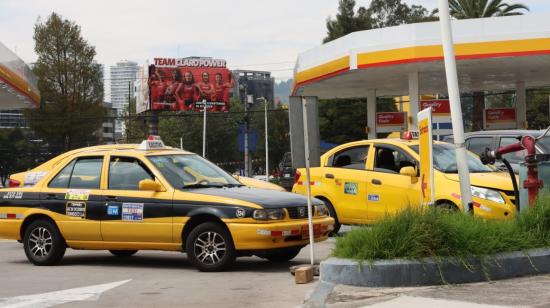 Taxis estacionados en una gasolinera de Quito.