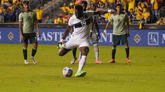 Jordy Caicedo anota de penal, el 12 de junio de 2024.