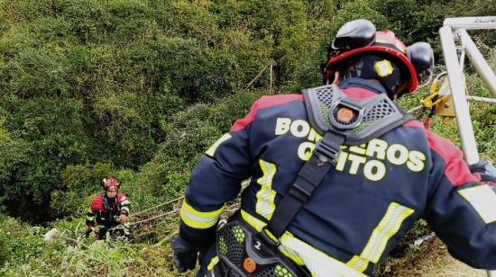 Personal del Cuerpo de Bomberos de Quito, durante su gestión en la quebrada de Carcelén.