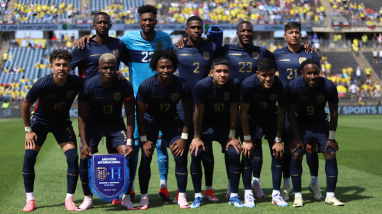 Los jugadores ecuatorianos posan para una foto antes del partido ante Honduras, el 16 de junio de 2024.