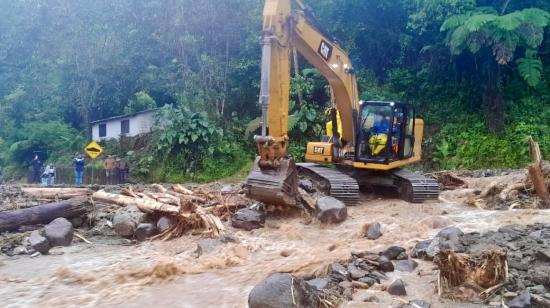 Maquinaria del Ministerio de Obras Públicas en Baños de Agua Santa, el 16 de junio de 2024.