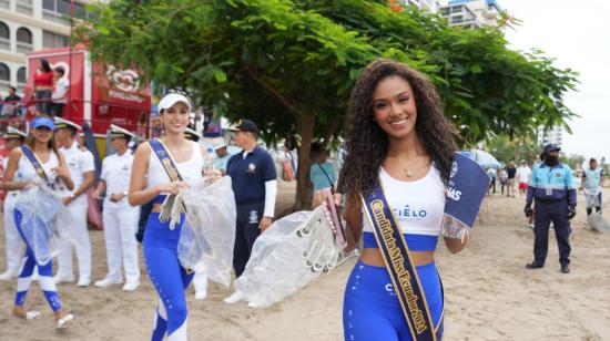Candidatas a Miss Ecuador 2024 participaron en minga de limpieza de playa en Chipipe, Salinas.