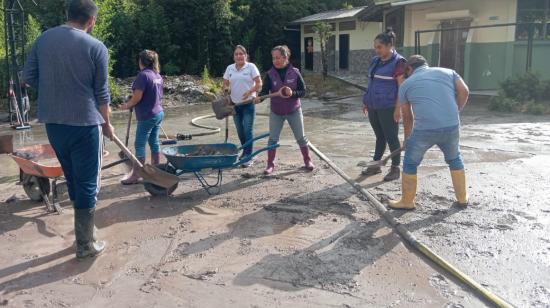 Personal del Gobierno despeja el lodo acumulado por la lluvia en Baños.