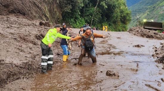 Personal de rescate ayuda a la población del sector Río Verde, en Baños, el 16 de junio de 2024.