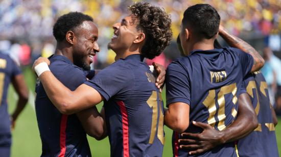 John Yeboah y Jeremy Sarmiento, de Ecuador, celebran el triunfo ante Honduras en el amistoso del domingo 16 de junio de 2024.