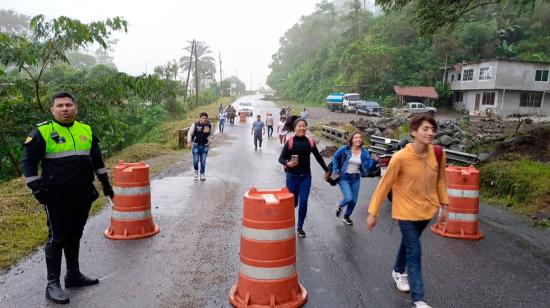 Personas avanzan a pie por la la vía Alóag - Santo Domingo, este 17 de junio de 2024.
