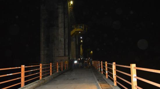 Funcionarios del Gobierno recorrieron la central Agoyán, en Tungurahua, la noche del domingo 16 de junio.