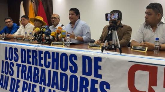 Richard Gómez, presidente de la Central Única de Trabajadores (CUT), junto a representantes sindicales de empresas públicas, 17 de junio de 2024.