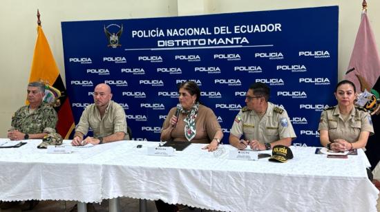 Los ministros del Interior, Mónica Palencia; y de Defensa, Gian Carlo Loffredo, junto al alto mando policial y militar en Manta, el 17 de junio de 2024. 