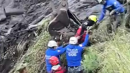 El Grupo de Operaciones Especiales de la Policía Nacional, las Fuerzas Armadas y el Cuerpo de bomberos encuentran un cuerpo sin vida después del deslave en la vía Riobamba - Macas, el 17 de junio de 2024.