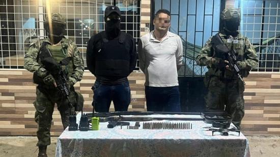 Militares y un policía junto a alias Garapichu, detenido en Esmeraldas, el 17 de junio de 2024.