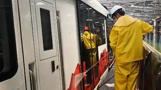 El tren número 5 del Metro de Quito se somete a una limpieza, el 6 de junio de 2024.