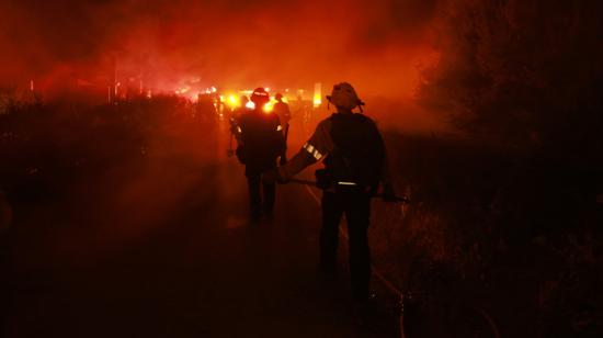 Bomberos en el incendio en California, 16 de junio de 2024.