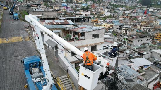 Trabajadores de la Eléctrica Quito en tareas de mantenimiento el 15 de junio de 2024.