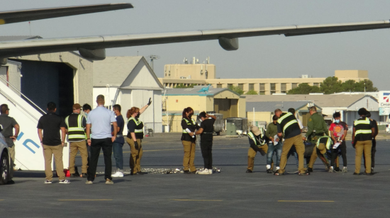 Personas revisan documentación a migrantes en El Paso, Estados Unidos.