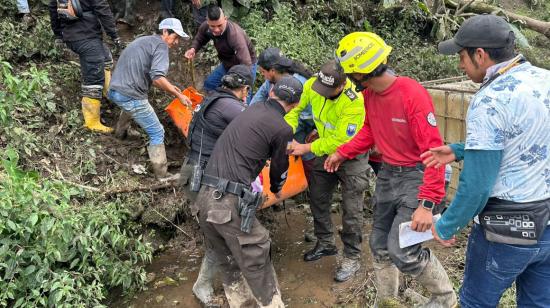 Una persona siento evacuada en el sector de Quilloturo, en el cantón Baños, 17 de junio de 2024.