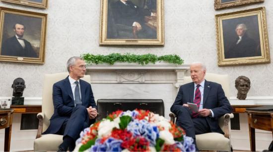 El presidente estadounidense Joe Biden  y el secretario general de la OTAN, Jens Stoltenberg, se reúnen en la Oficina Oval de la Casa Blanca en Washington, DC, el 17 de junio de 2024.