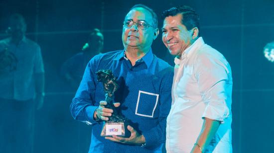 El cantante Gilberto Santa Rosa recibe el premio Bananerito de manos del alcalde de Machala, Darío Macas.