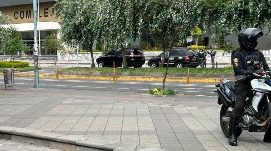 Personal antiexplosivos de la Policía realiza inspecciones en el Complejo Judicial Norte de Quito.
