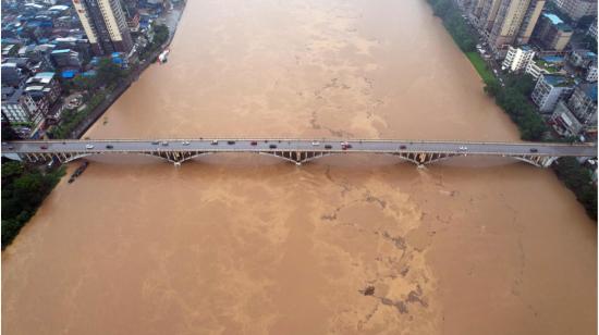 China sufra severas lluvias que provocan fuertes torrentes en sus ríos e importantes daños.