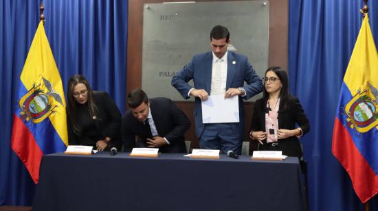 Los ministros Zaida Rovira, Michele Sensi-Contugui, Roberto Luque, y la viceministra Ana Cristina Avilés, en rueda de prensa. Quito, martes 18 de junio del 2024
Fotos :API /Rolando Enríquez