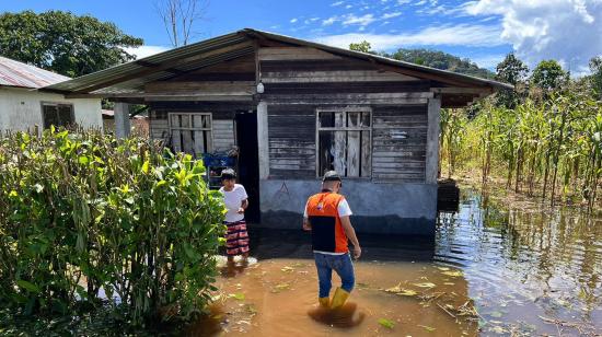 Personal de la Secretaría de Riesgos inspeccionó el 17 de junio zonas afectadas por las lluvias en Morona Santiago.