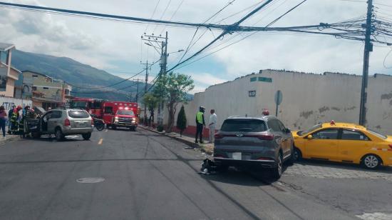 Carros implicados en choque múltiple en Quito, este 18 de junio de 2024.