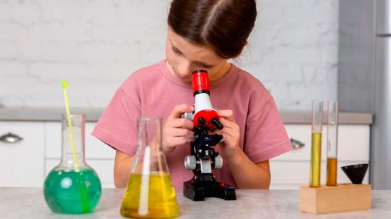 Imagen referencial de una niña en un vacacional de ciencia.