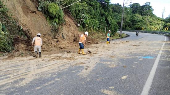 Obreros trabajan en la limpieza de una vía en Pastaza, el 18 de junio de 2024.