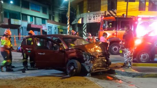 Carro implicado en choque en la avenida Mariscal Sucre, este 19 de junio de 2024.