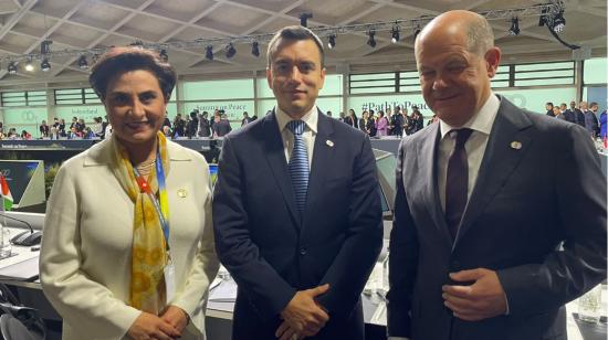 La canciller Gabriela Sommerfeld junto al presidente Daniel Noboa y el canciller alemán Olaf Scholz, en la cumbre de Suiza, 17 de junio de 2024.