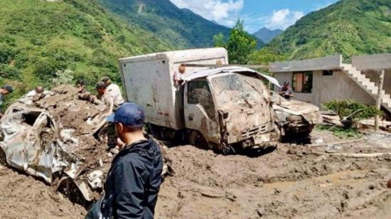 Casas y vehículos cubiertos por el lodo en el deslave que ocurrió en la parroquia Río Verde, de Baños, el 16 de junio de 2024.