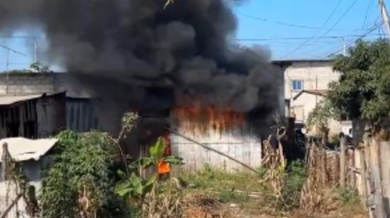 Detonación controlada de una covacha a donde llevaban a víctimas de secuestro en Monte Sinaí, Guayaquil, el 19 de junio de 2024.