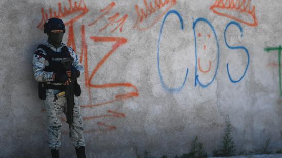 Un militar mexicano cerca de un grafiti con las iniciales CDS en alusión al cartel de Sinaloa, Zacatecas, 14 de mayo de 2024.