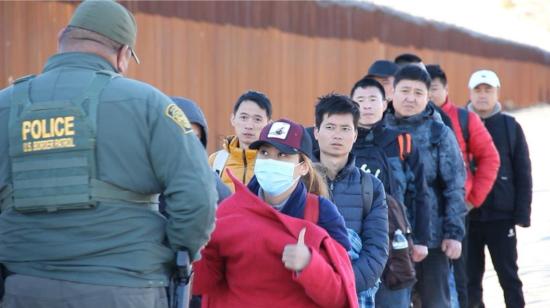 Imagen referencial de migrantes asiáticos en la frontera de Estados Unidos.