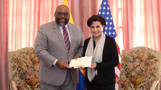 Arthur Brown, nuevo embajador de Estados Unidos en Ecuador, entrega las cartas credenciales a la canciller Gabriela Sommerfeld, el 19 de junio de 2024.