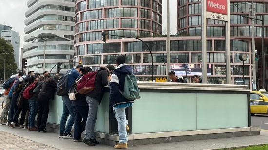 Usuarios del Metro de Quito en la parada La Carolina, en medio de corte de luz, el 19 de junio de 2024.