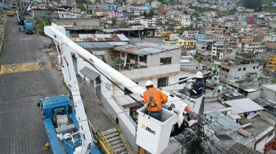 Trabajos para la remodelación de redes eléctricas en Quito. Foto del 15 de junio de 2024.