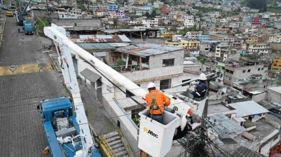 Imagen referencial de trabajadores de la Empresa Eléctrica Quito, 15 de junio de 2024.