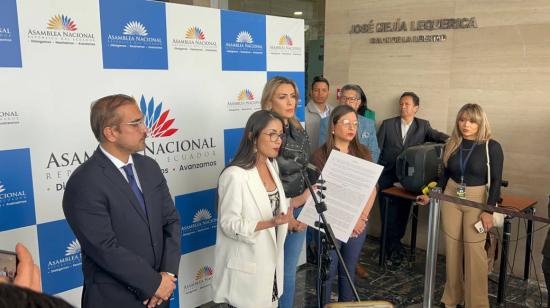 Vicente Taino (PSC), Viviana Veloz (correísmo) y Lucía Posso (ind.), en rueda de prensa. Quito, 20 de junio de 2024