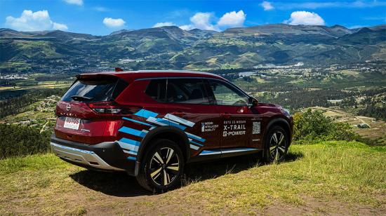 Nissan X-Trail e-Power color vino estacionado en un mirador.