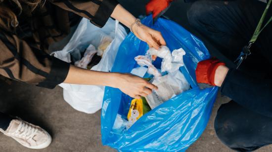 Imagen referencial de varias personas reciclado plásticos en Ecuador, 20 de junio de 2024.