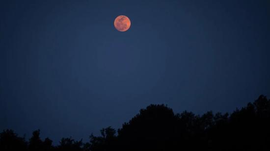 La Luna llena vista el 19 de junio de 2024 en las montañas del departamento (provincia) de Quiché, en el norte de Guatemala.