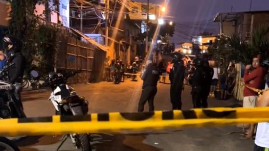 Policías en la escena de un ataque armado en Portoviejo el 20 de junio de 2024.