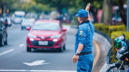 Un agente de control municipal en Guayaquil el 20 de junio de 2024.