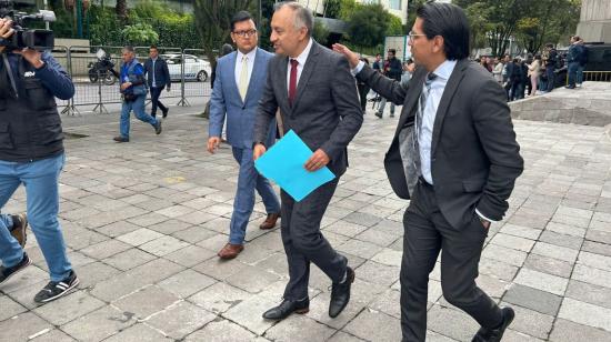 Fernando Jaramillo, asambleísta de ADN, llega a la Fiscalía, en Quito, el 21 de junio de 2024.