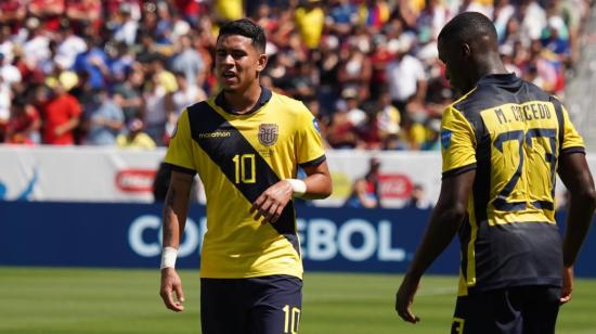 Los jugadores Kendry Páez y Moisés Caicedo, en el partido de Ecuador del 22 de junio de 2024.